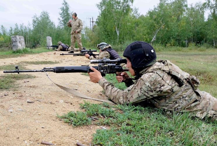 В Якутии прошли соревнования по стрельбе среди личного состава ОМОН, приуроченные к празднованию Дня Государственного флага России