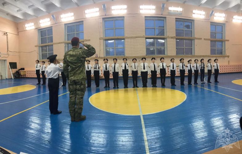 Бойцы ОМОН вошли в состав жюри смотра песни и строя, проведенного в средней общеобразовательной школе № 29 Якутска