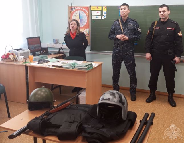 В г. Мирный росгвардейцы провели урок мужества для второклассников СОШ №12 