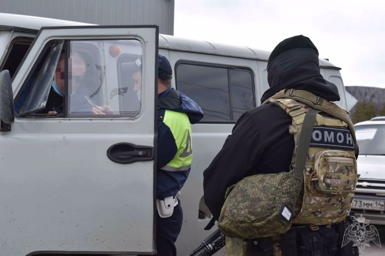 В Алдане росгвардейцы совместно с полицией продолжают нести службу в период карантинного режима  