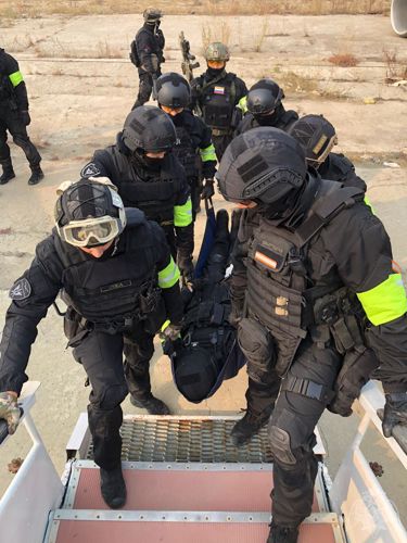 В Якутске СОБР «Алмаз» проведено тактико-специальное занятие по освобождению заложников на воздушном судне