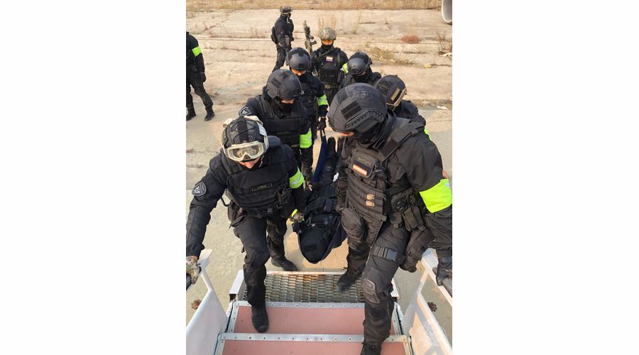 В Якутске СОБР «Алмаз» проведено тактико-специальное занятие по освобождению заложников на воздушном судне