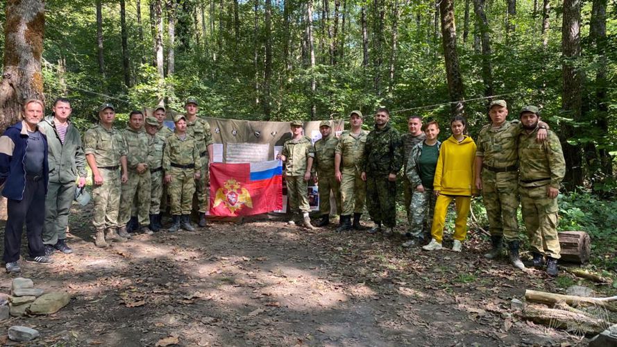 Военнослужащий Росгвардии передал энциклопедию о Якутии Садовой школе Краснодарского края, участвуя в экспедиции по маршруту полка внутренних войск НКВД СССР