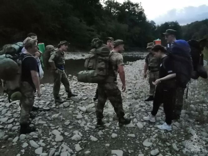 Военнослужащий Росгвардии передал энциклопедию о Якутии Садовой школе Краснодарского края, участвуя в экспедиции по маршруту полка внутренних войск НКВД СССР