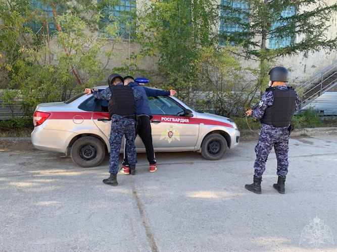 Сотрудники Росгвардии в п. Нижний Бестях задержали подозреваемых в совершении угона автомашины