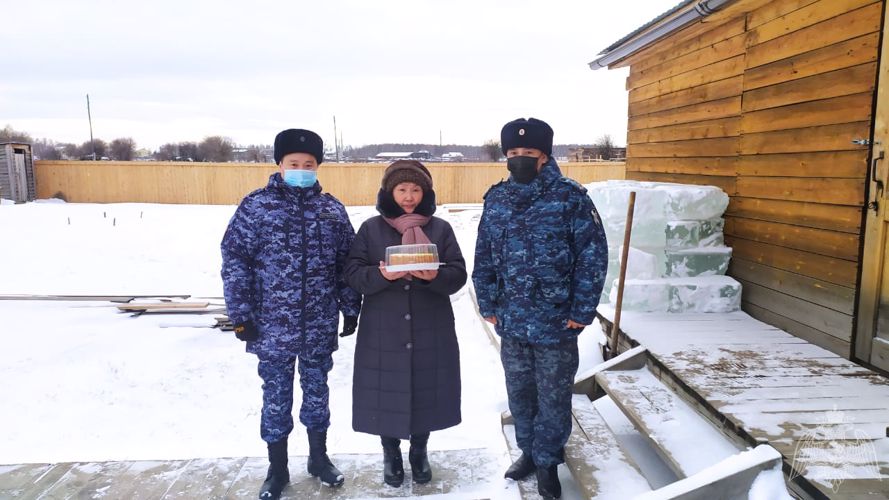 В г. Нюрба росгвардейцы вневедомственной охраны посетили семью погибшего товарища сержанта милиции Михаила Прокопьева 