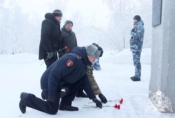 В Якутске росгвардейцы почтили память Александра Рыжикова и Станислава Голомарева, погибших при исполнении служебного долга