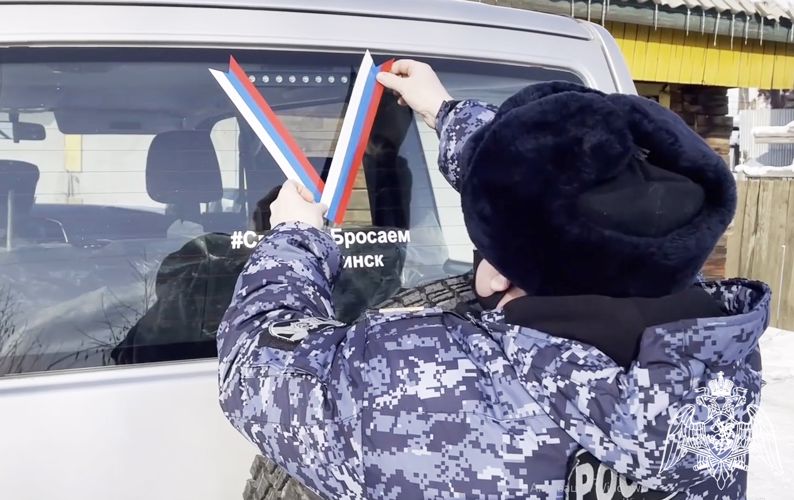 В Олекминске росгвардейцы и воспитанники ВПК «Альфа»  присоединились к всероссийской акции #своихНеБросаем