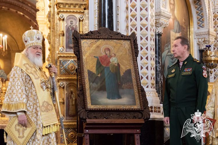 ГЕНЕРАЛ АРМИИ ВИКТОР ЗОЛОТОВ ПРИНЯЛ ИЗ РУК СВЯТЕЙШЕГО ПАТРИАРХА МОСКОВСКОГО И ВСЕЯ РУСИ КИРИЛЛА ИКОНУ АВГУСТОВСКОЙ ИКОНЫ БОЖИЕЙ МАТЕРИ ДЛЯ ГЛАВНОГО ХРАМА РОСГВАРДИИ