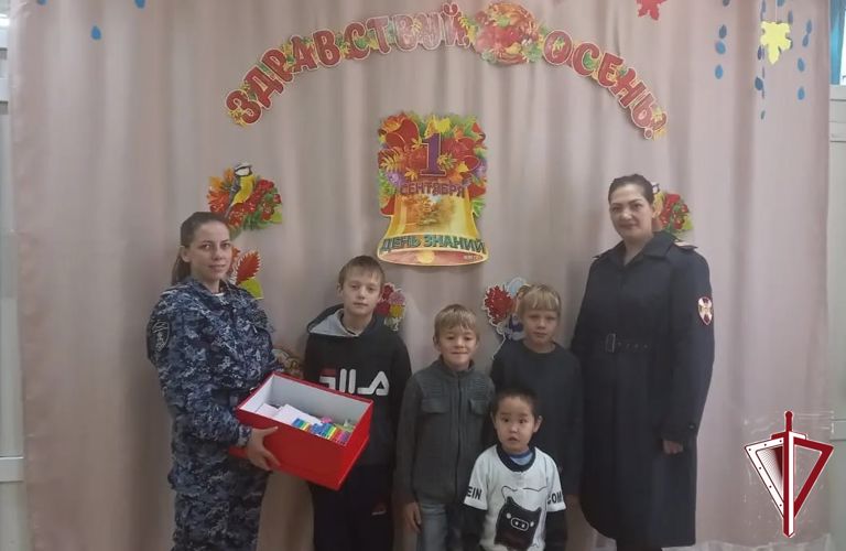 В Якутии сотрудники Росгвардии приняли участие в благотворительной акции «Собери ребенка в школу»