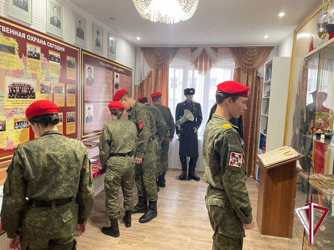Военно-патриотический клуб «Альфа» г. Олекминска посетил комнату истории вневедомственной охраны Росгвардии