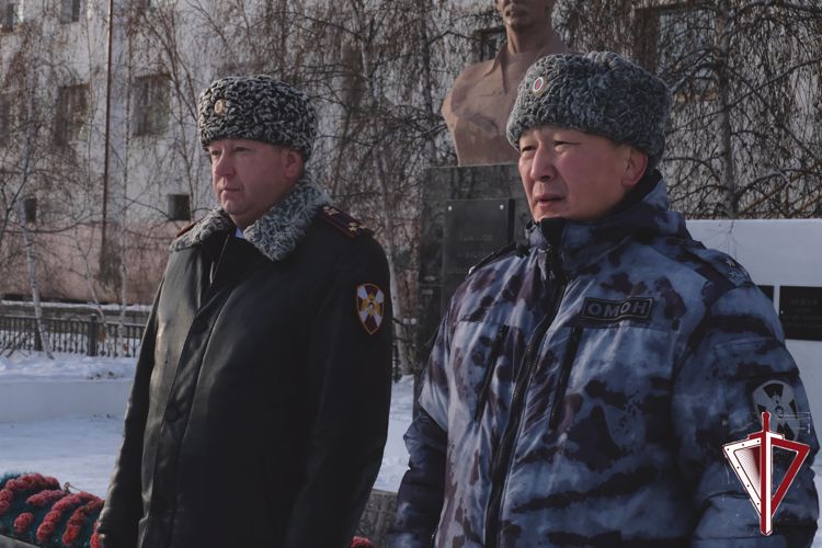 Росгвардейцы в День памяти погибших сотрудников провели митинг в сквере имени Героя России Александра Рыжикова
