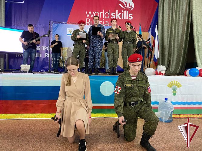 В Олекминске Росгвардия и ВПК «Альфа» приняли участие в патриотическом слете молодежи «Россия – наш общий дом»  