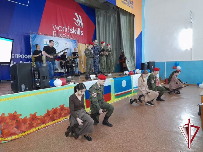 В Олекминске Росгвардия и ВПК «Альфа» приняли участие в патриотическом слете молодежи «Россия – наш общий дом»  