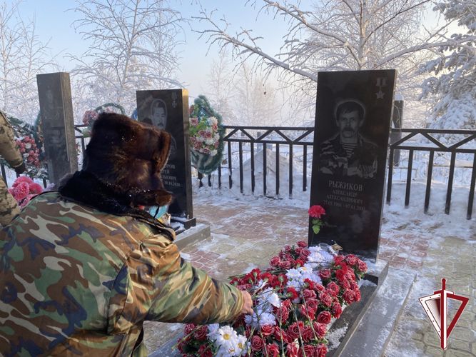 Сегодня в Якутске росгвардейцы почтили память погибших коллег Александра Рыжикова и Станислава Голомарева