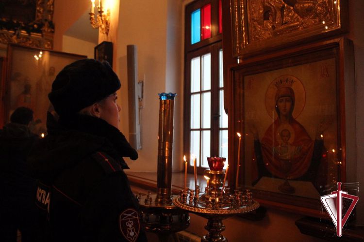 В Якутске росгвардейцы приняли участие в божественной литургии в праздник Крещения Господня 