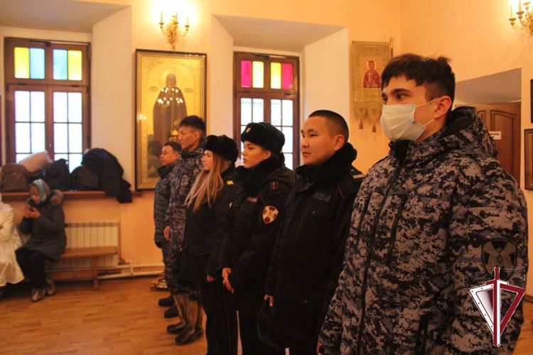 В Якутске росгвардейцы приняли участие в божественной литургии в праздник Крещения Господня 