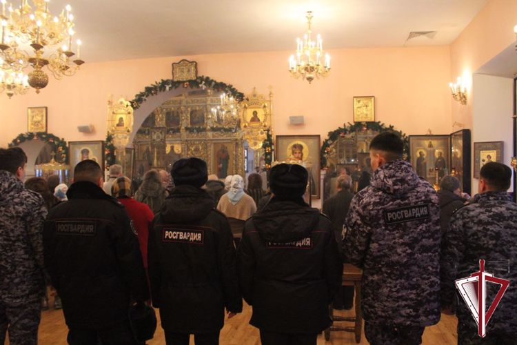 В Якутске росгвардейцы приняли участие в божественной литургии в праздник Крещения Господня 