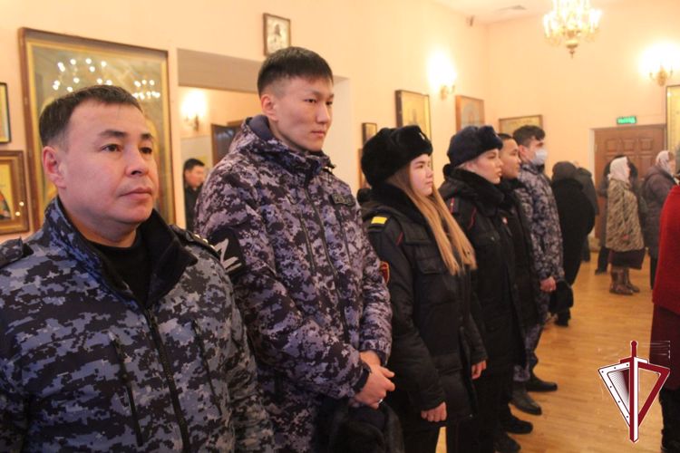 В Якутске росгвардейцы приняли участие в божественной литургии в праздник Крещения Господня 