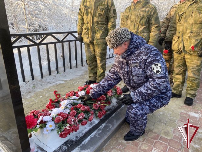 Сегодня в Якутске росгвардейцы почтили память погибших коллег Александра Рыжикова и Станислава Голомарева