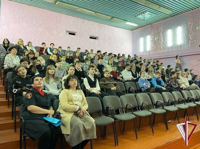 В Нерюнгри росгвардейцы организовали для школьников просмотр документального фильма «Блокада Ленинграда»