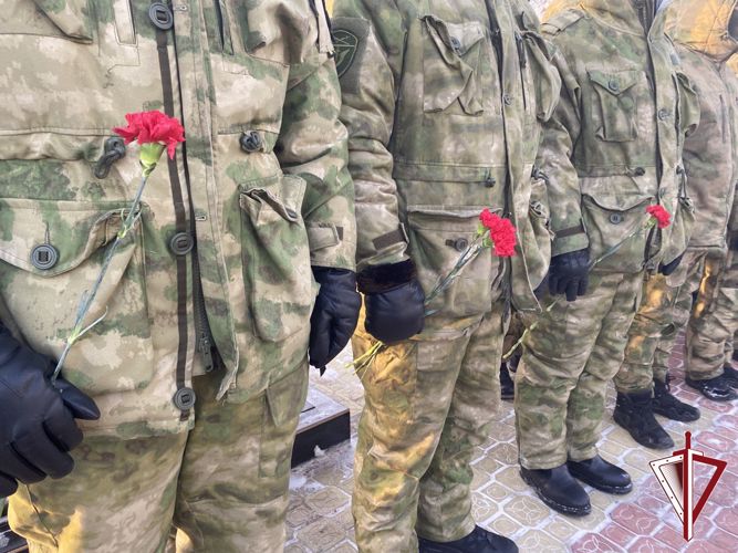 Сегодня в Якутске росгвардейцы почтили память погибших коллег Александра Рыжикова и Станислава Голомарева