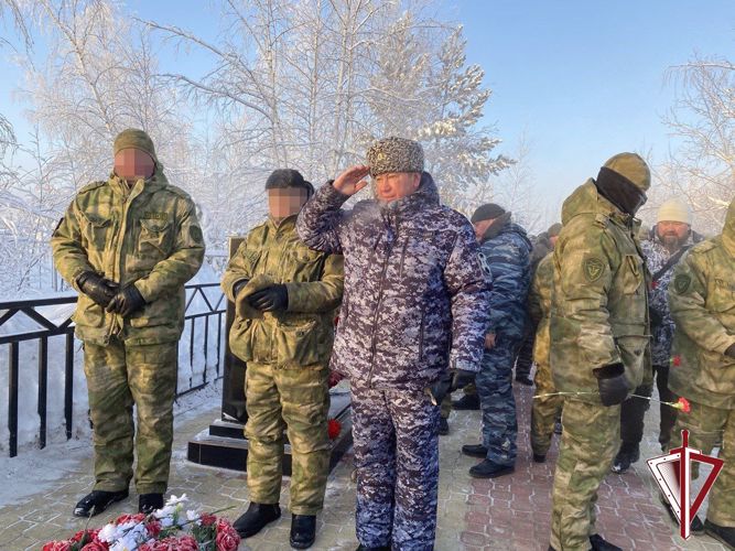 Сегодня в Якутске росгвардейцы почтили память погибших коллег Александра Рыжикова и Станислава Голомарева