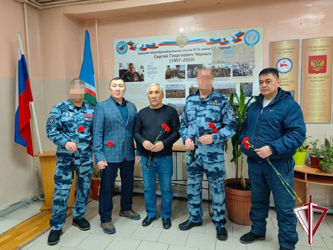 Сегодня бойцы ОМОН Росгвардии почтили память Сергея Черных в школе №16 Якутска, которой присвоено его имя 