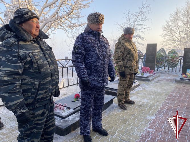 Сегодня в Якутске росгвардейцы почтили память погибших коллег Александра Рыжикова и Станислава Голомарева