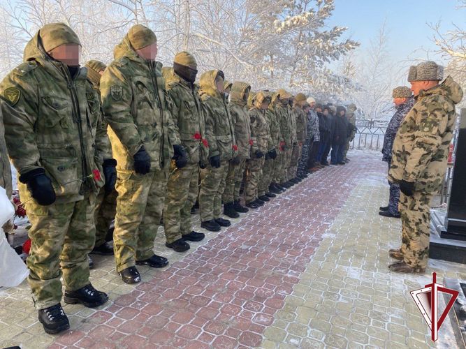 Сегодня в Якутске росгвардейцы почтили память погибших коллег Александра Рыжикова и Станислава Голомарева