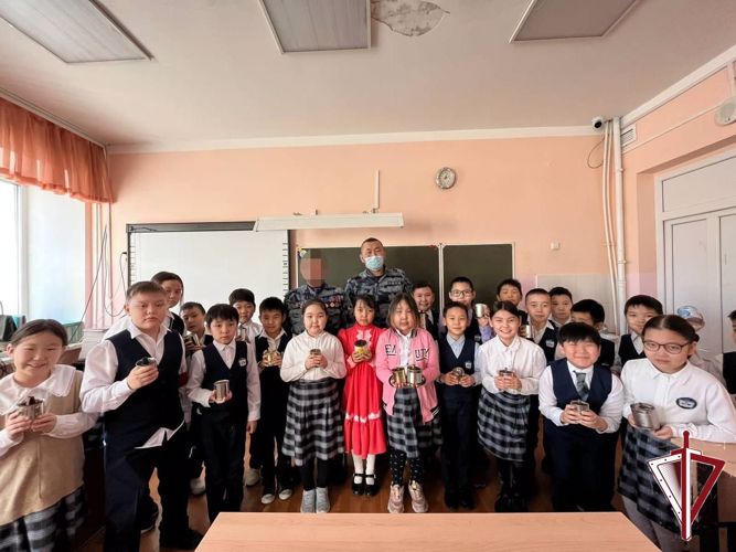 Ученики МБОУ "Саха гимназия" изготовили для бойцов ОМОН "Бизон" Росгвардии окопные свечи
