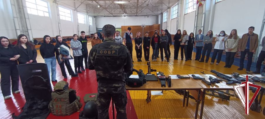В СОБР «Алмаз» прошел день открытых дверей для студентов Якутского гуманитарного колледжа