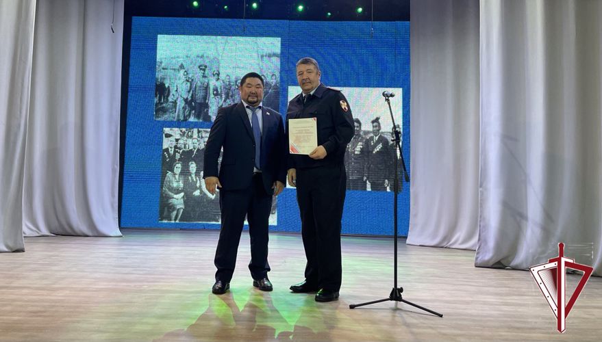 В Олекминске наградили сотрудников Росгвардии и юнармейцев подшефного ВПК «Альфа» за вклад в патриотическое воспитание 
