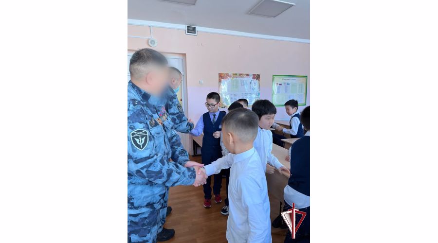 Ученики МБОУ "Саха гимназия" изготовили для бойцов ОМОН "Бизон" Росгвардии окопные свечи