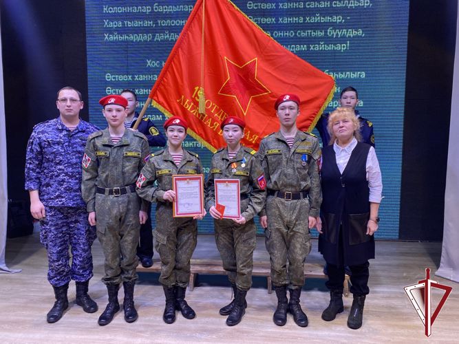 В Олекминске наградили сотрудников Росгвардии и юнармейцев подшефного ВПК «Альфа» за вклад в патриотическое воспитание 