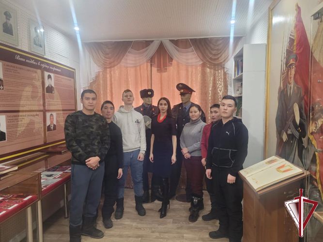 Молодая смена росгвардейцев посетила музейную экспозицию Управления вневедомственной охраны Якутии