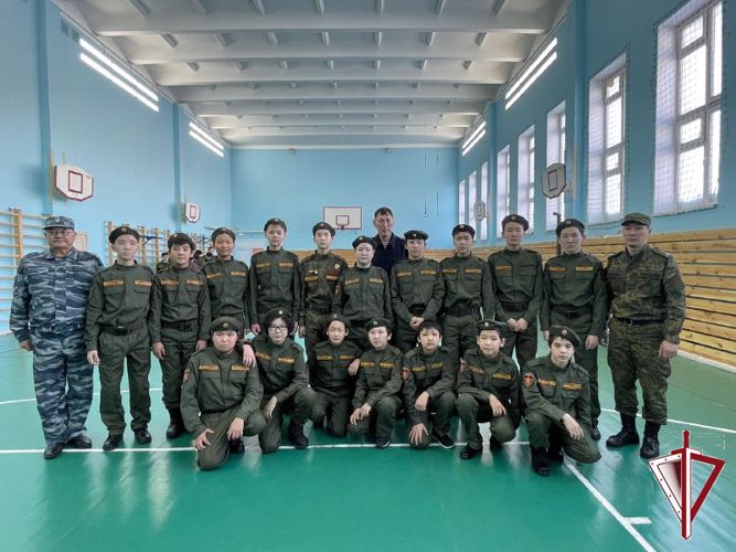 Класс «Гвардейская смена» Хатын Арынской средней школы им. А. И. Винокурова занял первое место в смотре песни и строя