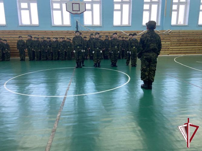 Сотрудники Росгвардии вошли в состав жюри смотра песни и строя среди начальных классов Хатын Арынской средней школы им. А. И. Винокурова