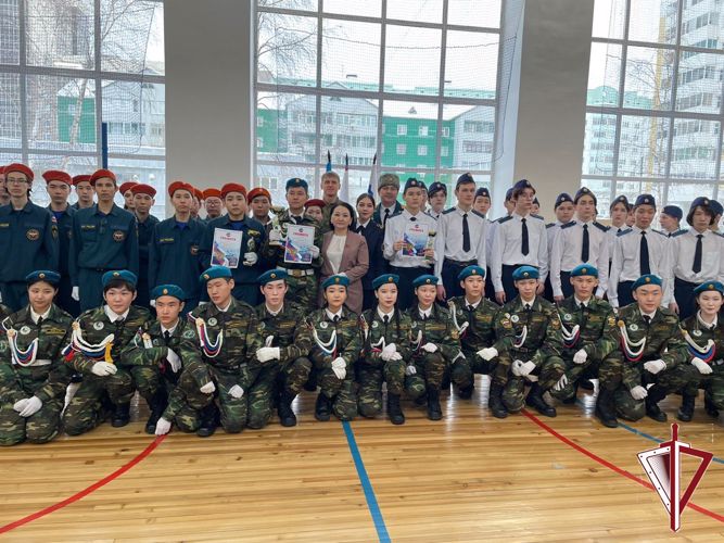 Росгвардейцы вошли с состав жюри смотра песни и строя среди школ Губинского округа Якутска