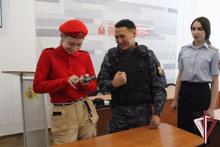 День открытых дверей прошел в Управлении вневедомственной охраны для юнармейцев Якутской кадетской школы-интерната 