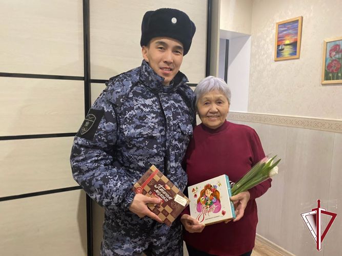 Сотрудники Якутского ОВО Росгвардии поздравили с Международным женским днем матерей погибших товарищей