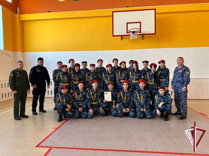 Сотрудники Якутского ОВО Росгвардии вошли в состав жюри смотра песни и строя среди школ Автодорожного округа 