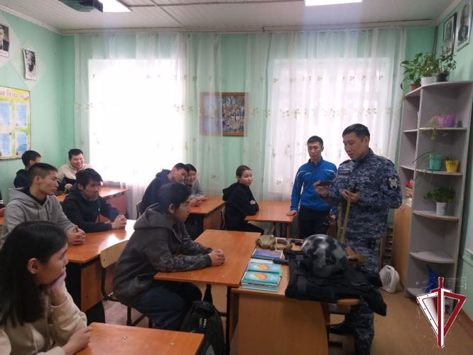 Сотрудники ОВО Росгвардии провели патриотические занятия в двух общеобразовательных школах Вилюйского района
