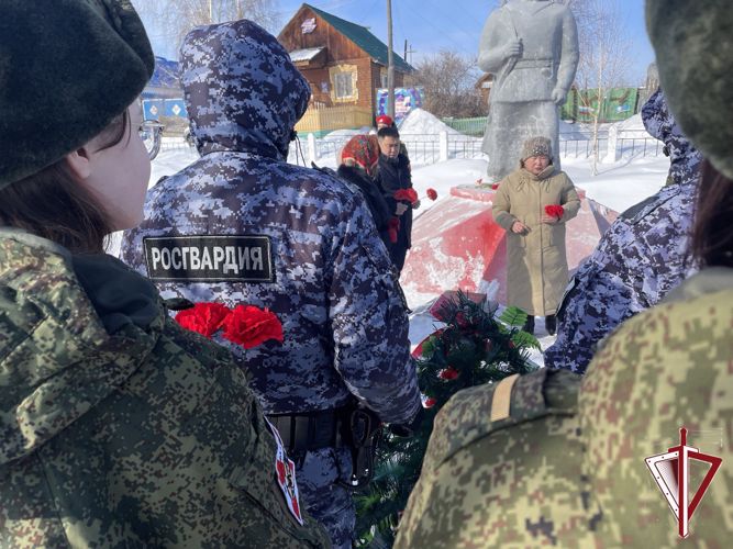 Росгвардейцы и юнармейцы Олекминского района почтили память героя Великой Отечественной войны Ивана Кульбертинова