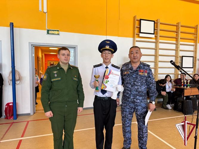 Сотрудники Якутского ОВО Росгвардии вошли в состав жюри смотра песни и строя среди школ Автодорожного округа 