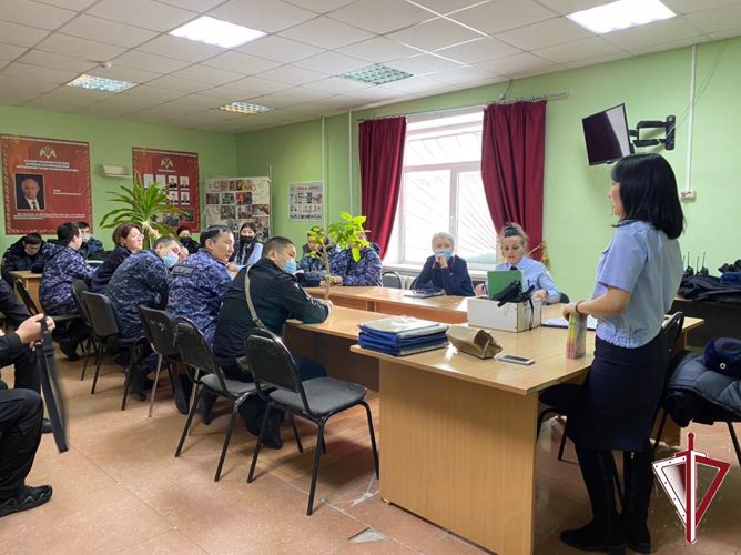 В Якутском ОВО прошло занятие с личным составом на тему борьбы с наркоманией 