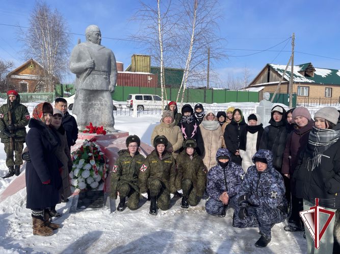 Росгвардейцы и юнармейцы Олекминского района почтили память героя Великой Отечественной войны Ивана Кульбертинова
