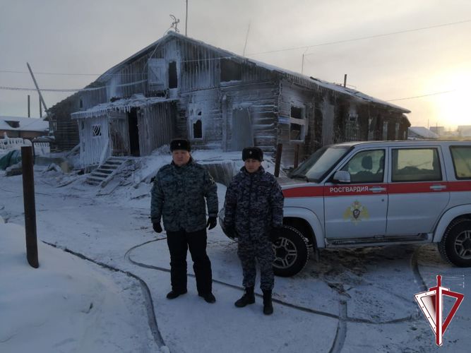 В Среднеколымске наряд Росгвардии эвакуировал жильцов из горящего дома 