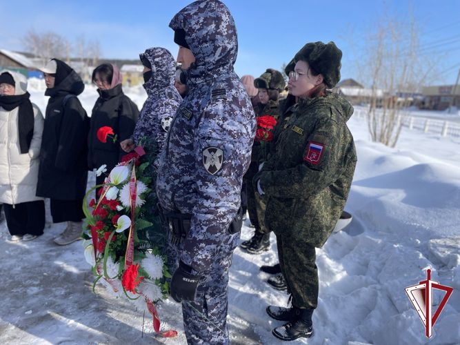 Росгвардейцы и юнармейцы Олекминского района почтили память героя Великой Отечественной войны Ивана Кульбертинова