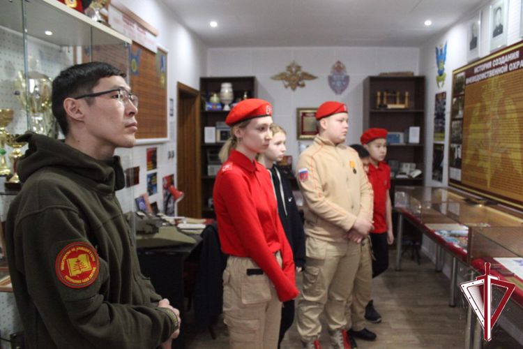 День открытых дверей прошел в Управлении вневедомственной охраны для юнармейцев Якутской кадетской школы-интерната 